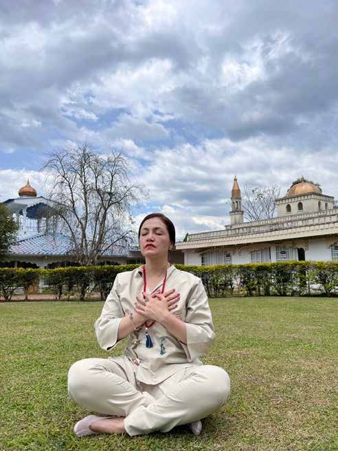 Mujer meditando en la naturaleza