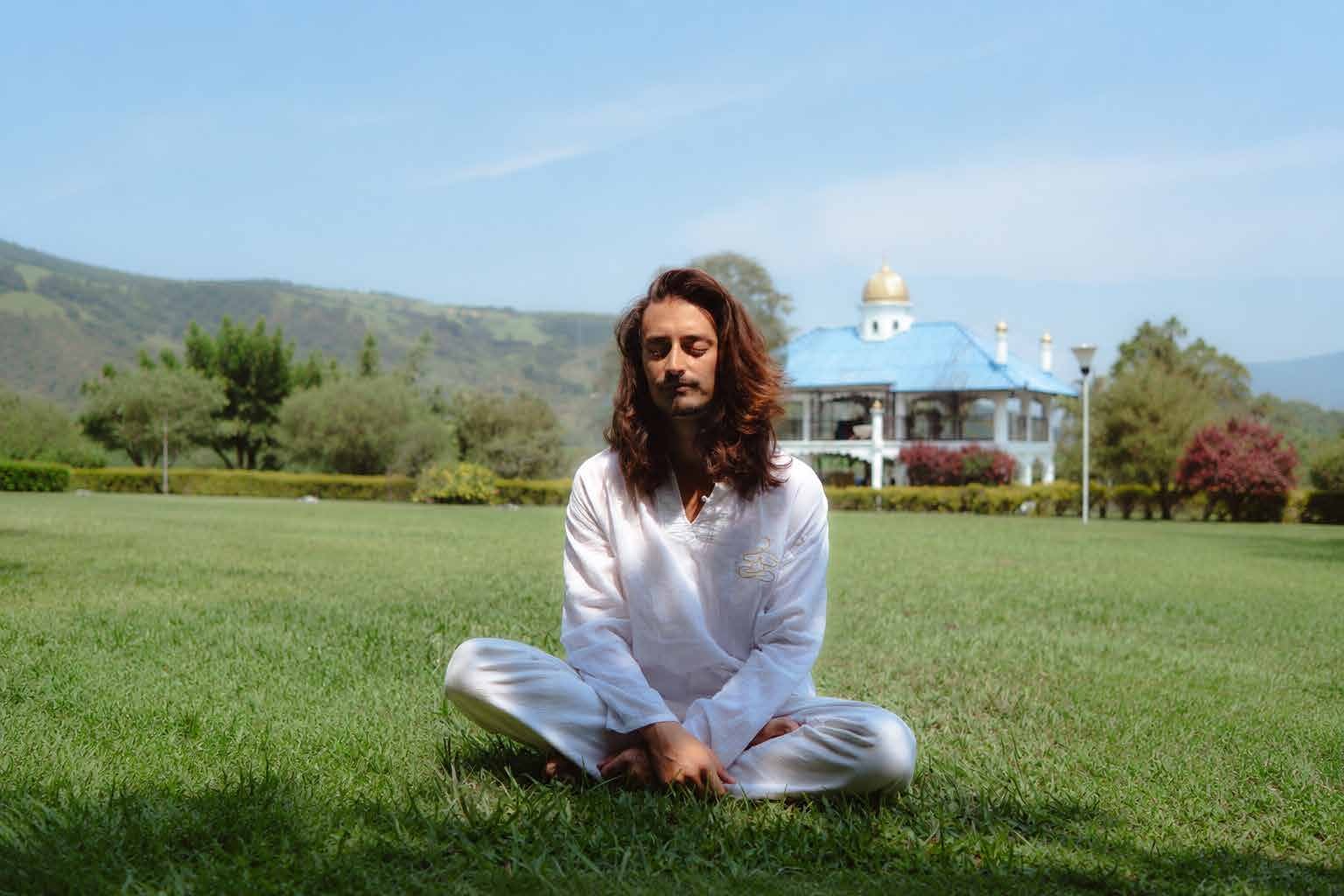 Meditación consciente en el césped de SanAldea