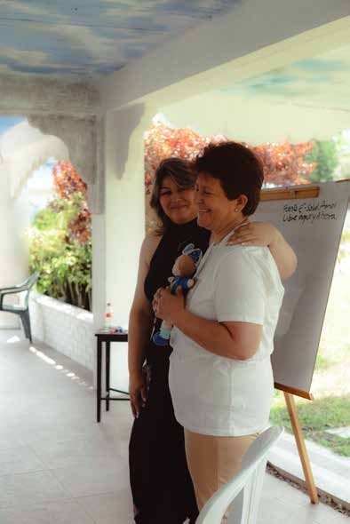 Abrazo durante una experiencia terapéutica
